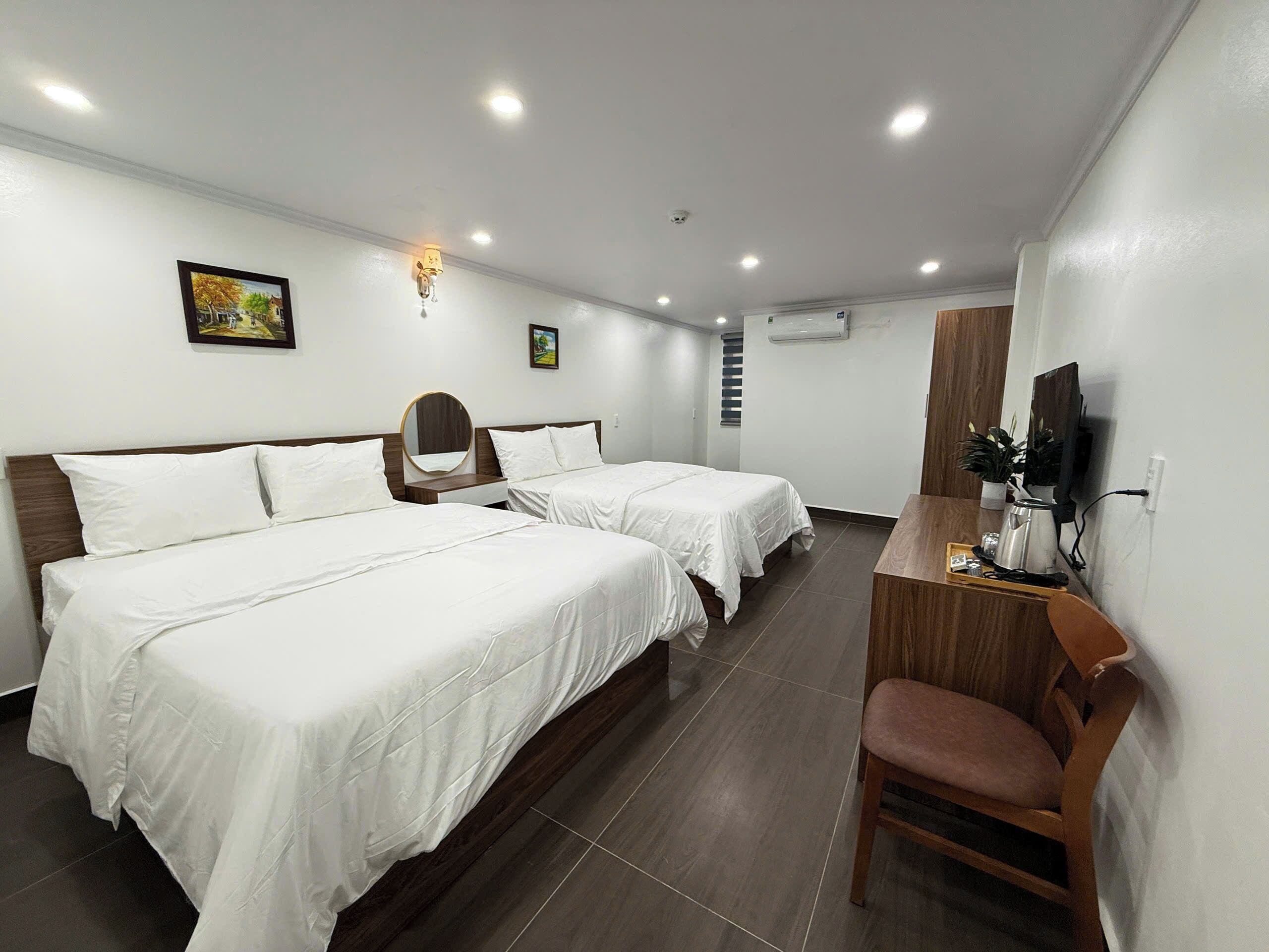 Minibar, individually decorated, individually furnished, desk