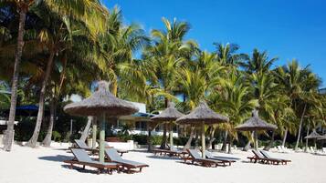 Plage, chaises longues, parasols, serviettes de plage