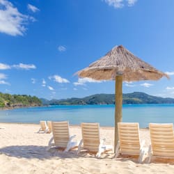 Plage, chaises longues, parasols, serviettes de plage