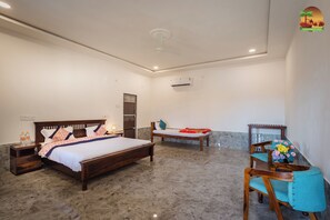 Tenda Premium | Minibar, brankas, Wi-Fi gratis, dan seprai linen