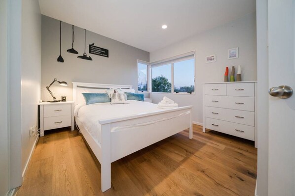 Classic House, 3 Bedrooms - Windsor Park Spacious & Modern 3 bedrooms House (Auckland)