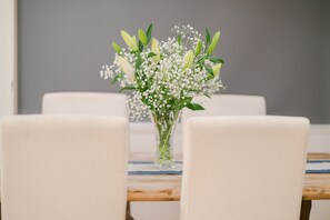 Casa clásica, 3 habitaciones | Servicio de comidas en la habitación