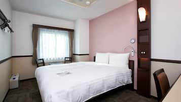 Habitación de hotel con una cama grande, una mesita de noche, una silla, una ventana con cortinas, una lámpara en la pared y una puerta con cerradura.