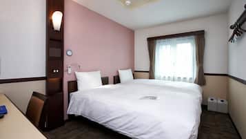 Habitación de hotel con una cama grande, un escritorio, una silla, una mesita de noche, un reloj, una ventana con cortinas y un calentador de pared.