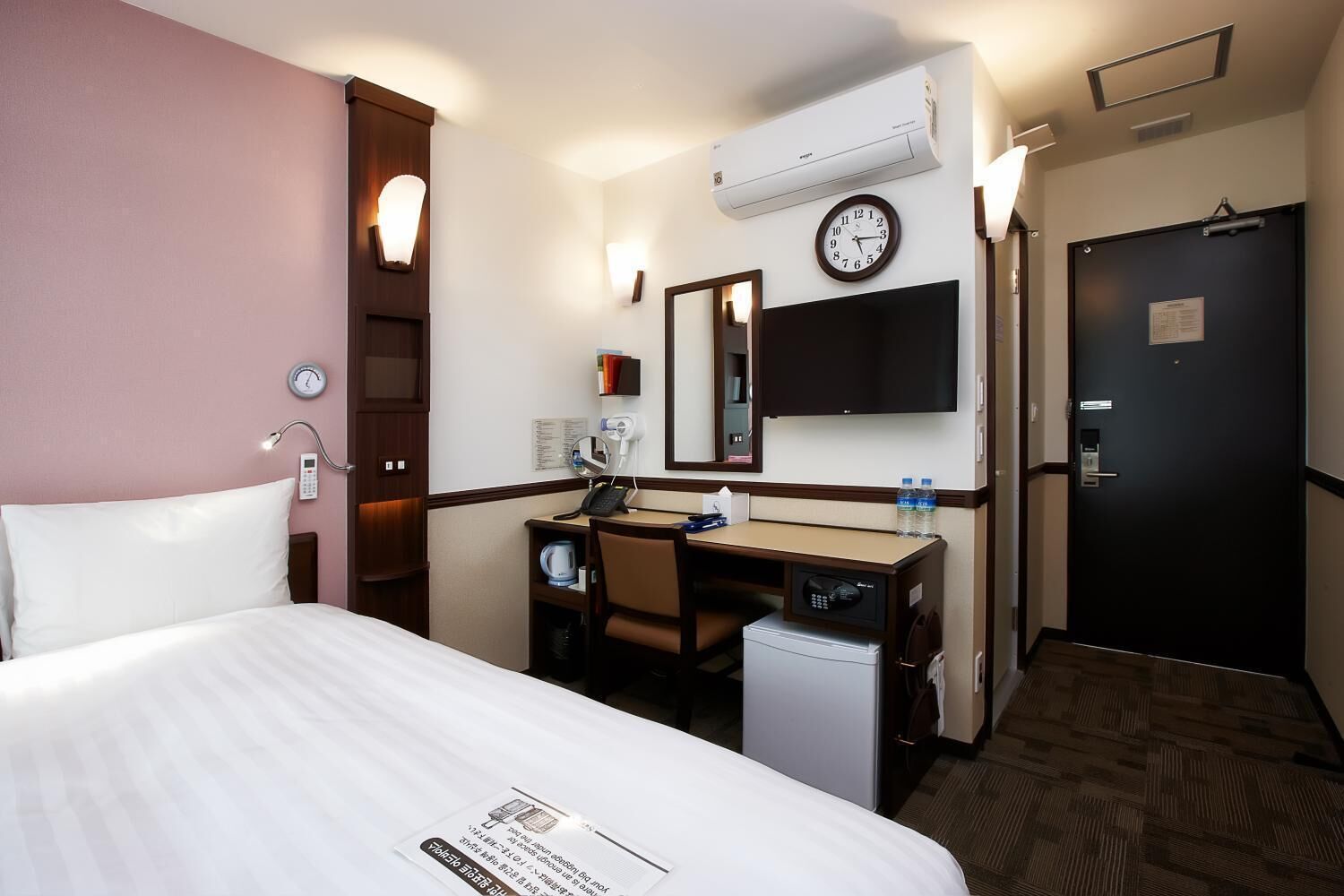 double room, non smoking | in-room safe, desk, iron/ironing board, free wifi