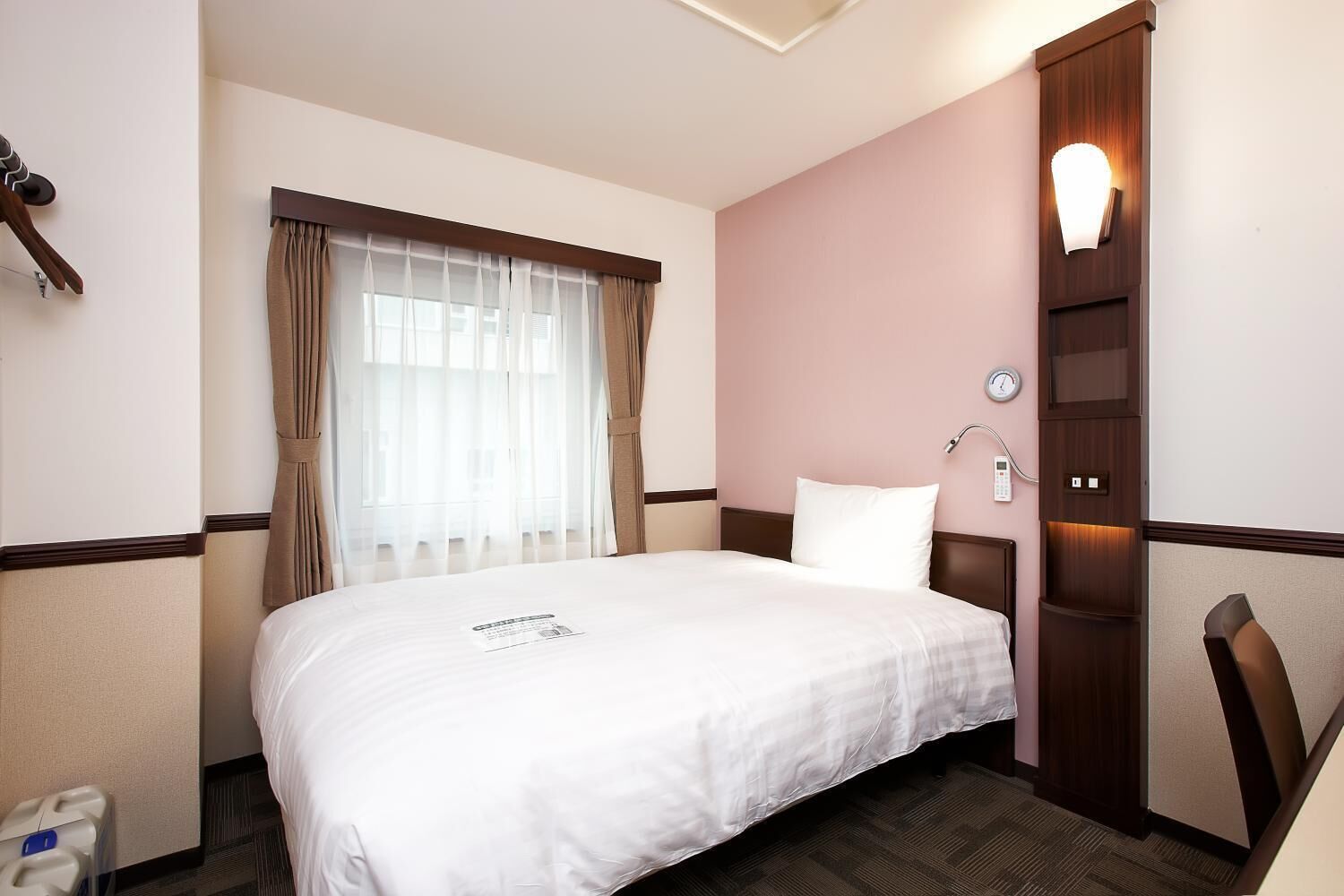 single room, non smoking | in-room safe, desk, iron/ironing board, free wifi