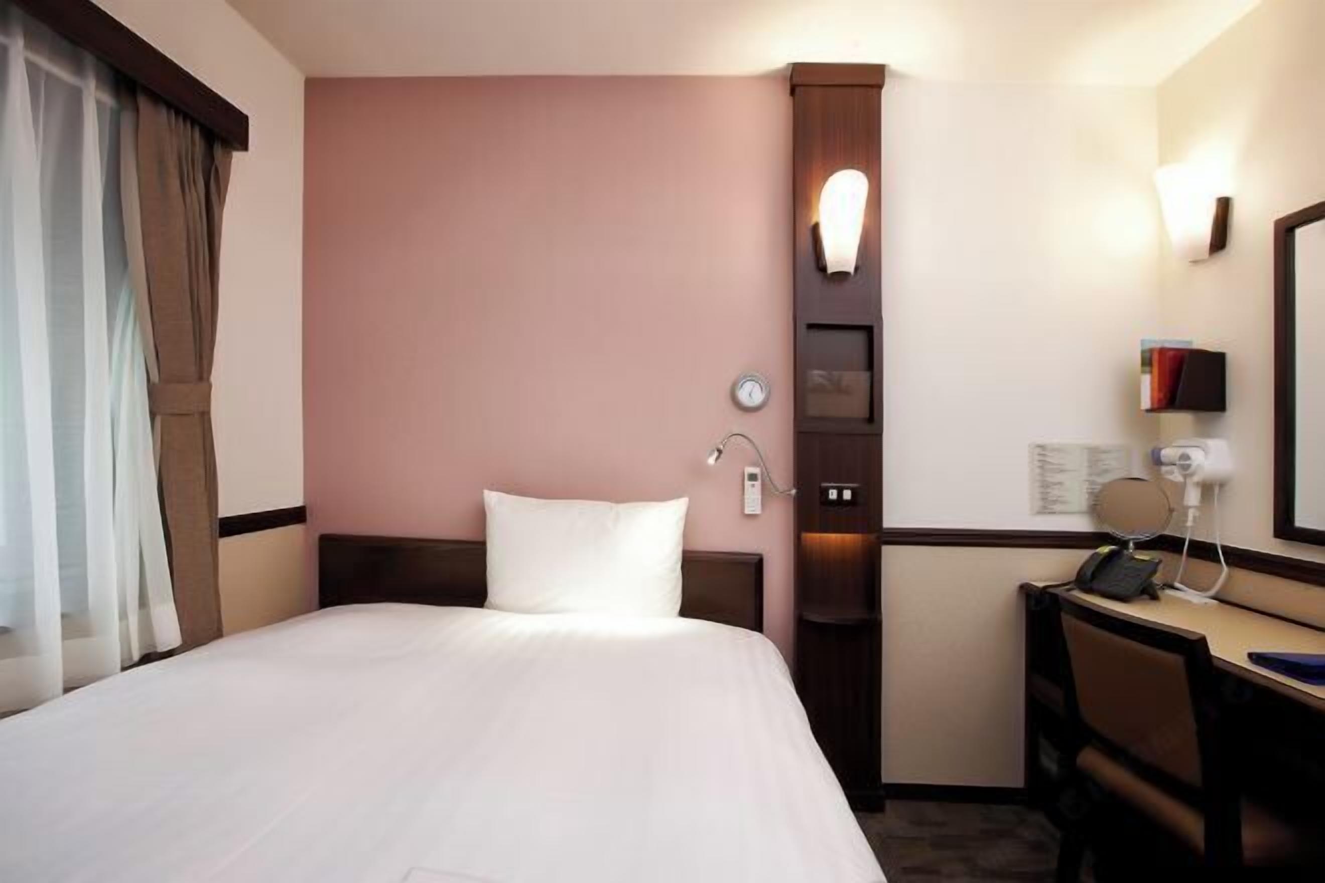 Caja de seguridad en la habitación y escritorio 