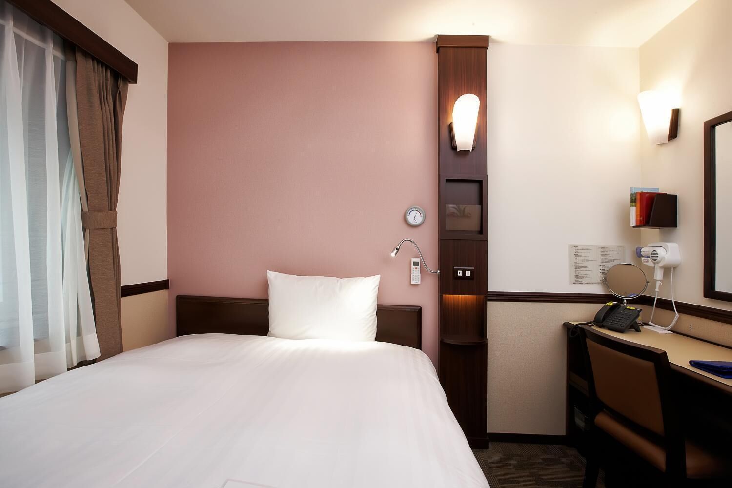 single room, non smoking | in-room safe, desk, iron/ironing board, free wifi