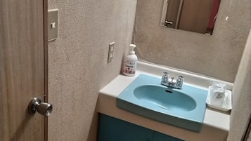 Gratis toiletartikler, hårtørrer, hjemmesko, bidet