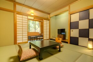 Traditionelt værelse - ryger (Japanese Style, For 4 People) | Pengeskab på værelset, sengetøj