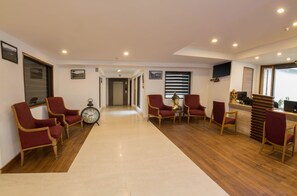 Lobby sitting area - Country Inn Premier Pacific Mall Road Mussoorie (Dehradun)