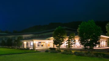 住宿正面 (夜晚)