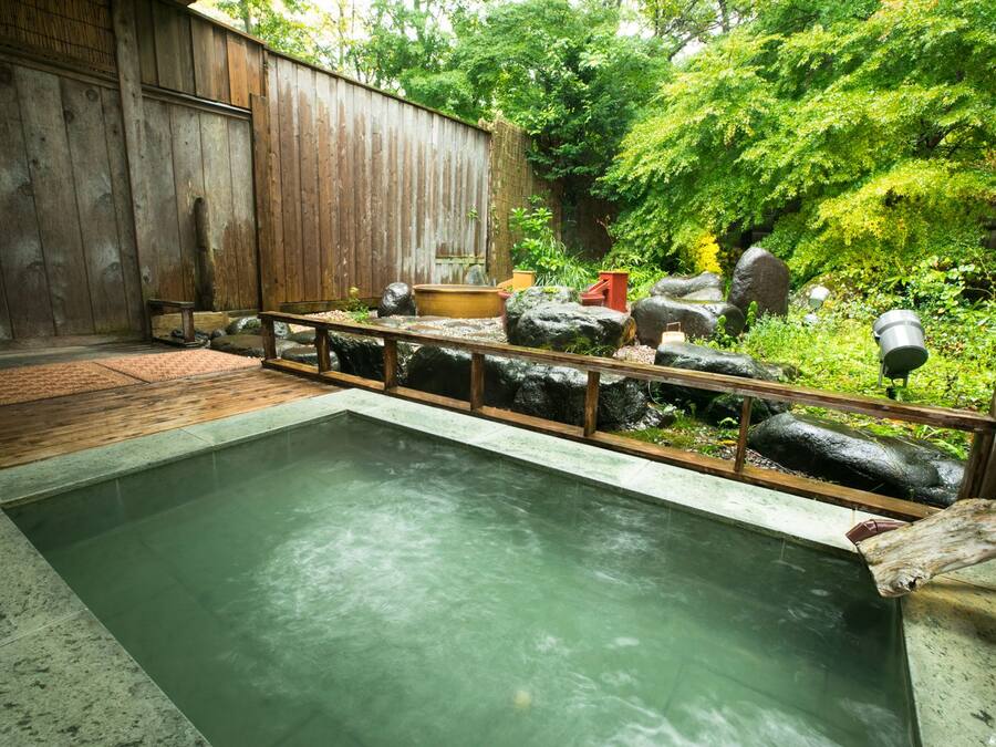 Banyera d'hidromassatge a l'aire lliure