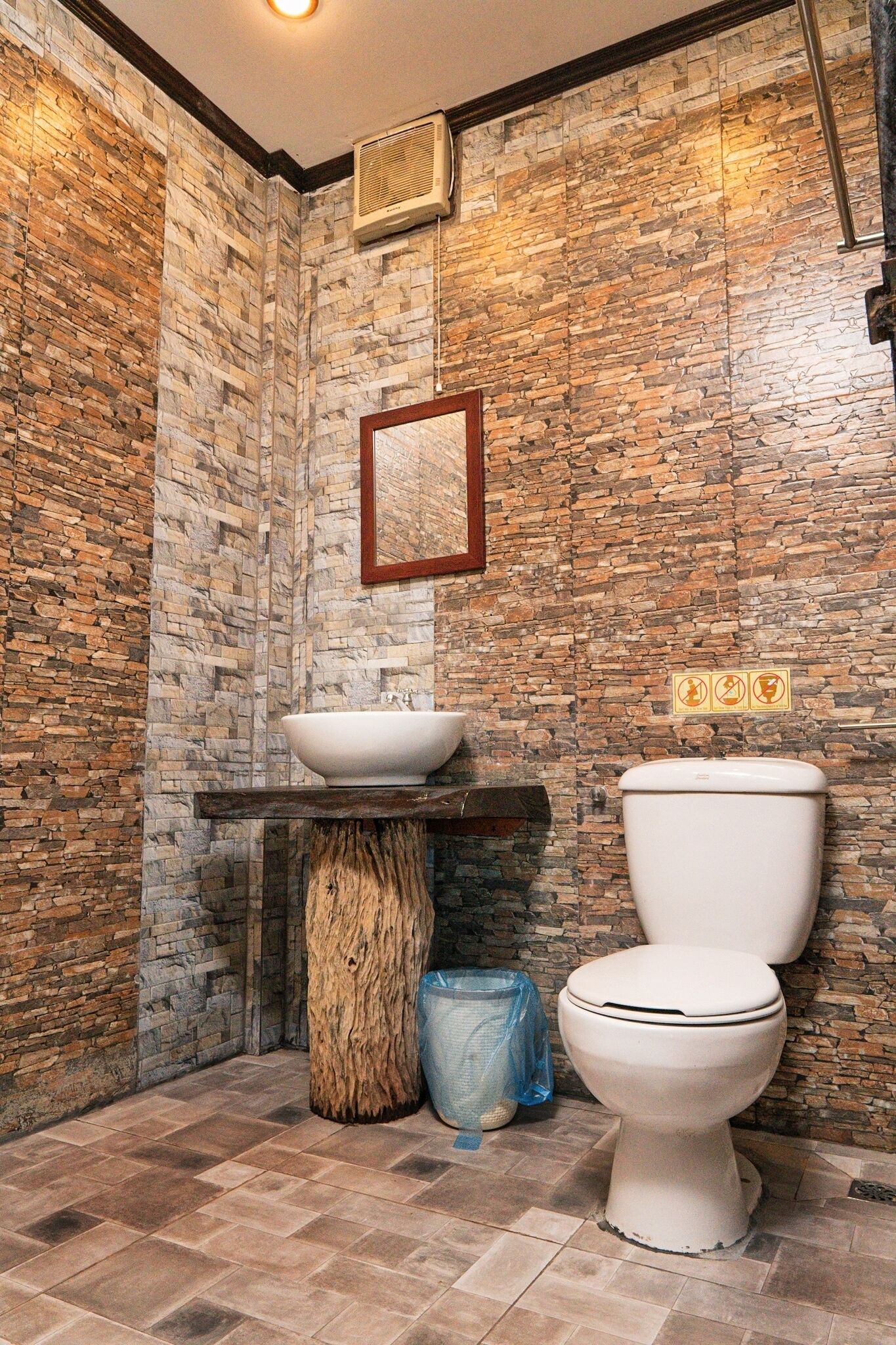 deluxe cabin | bathroom | shower, free toiletries, towels