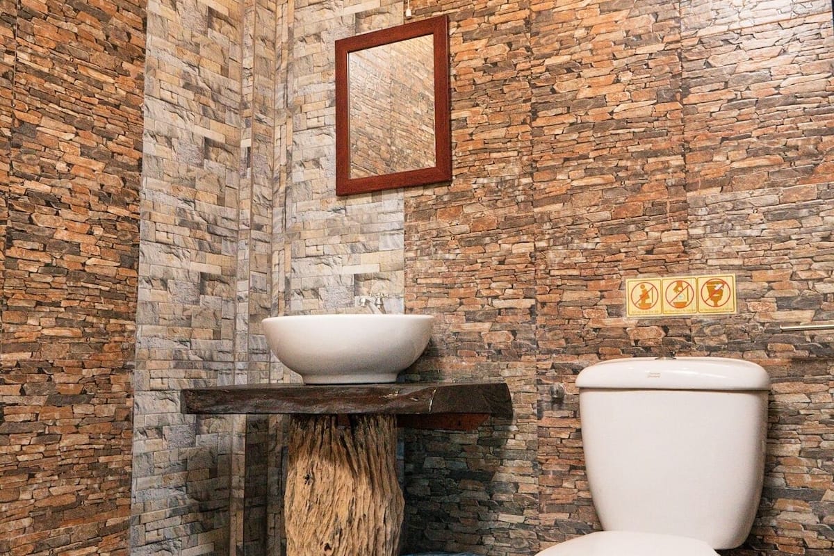 deluxe cabin | bathroom | shower, free toiletries, towels