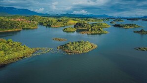 Une vue panoramique d’un lac entouré d’une végétation luxuriante et de petites îles.