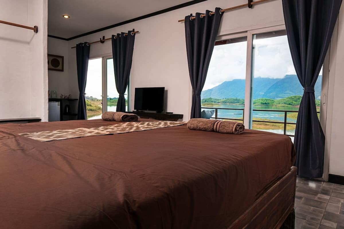 deluxe cabin | rollaway beds, free wifi
