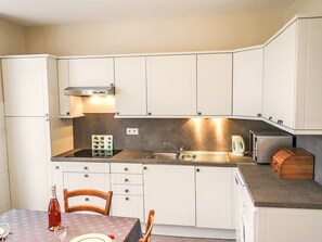 電子レンジ、食器洗い機、ハイチェア