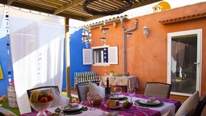 An outdoor dining area with tables set for a meal, featuring a variety of dishes and drinks. - Beautiful private villa for 6 guests with WIFI, A/C, TV and patio (Manacor)