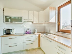 Mikrobølgeovn, ovn, oppvaskmaskin og fryser