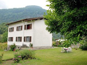 Outdoor dining - Nice apartment for 4 guests with WIFI, TV, balcony and panoramic view (Chironico)