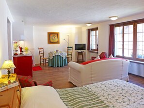 1 bedroom, travel cot, free WiFi