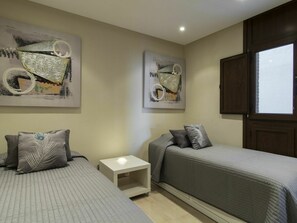2 habitaciones, tabla de planchar con plancha y cuna de viaje 