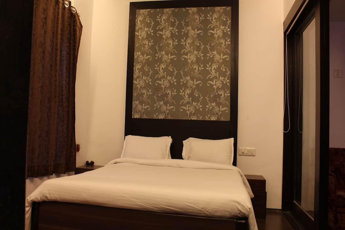 Deluxe Suite | Iron/ironing board