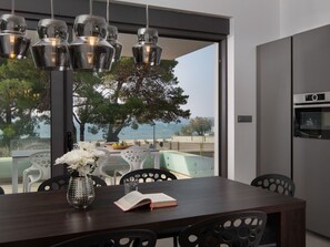 Dining - Stunning villa for 7 guests with A/C, hot tub, WIFI, TV and terrace (Fažana)