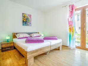 2 bedrooms, travel cot, free WiFi