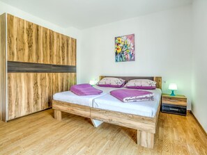 2 bedrooms, travel cot, free WiFi - Nice apartment for 6 people with pool, A/C, WIFI, TV, terrace and pets allowed (Umag)