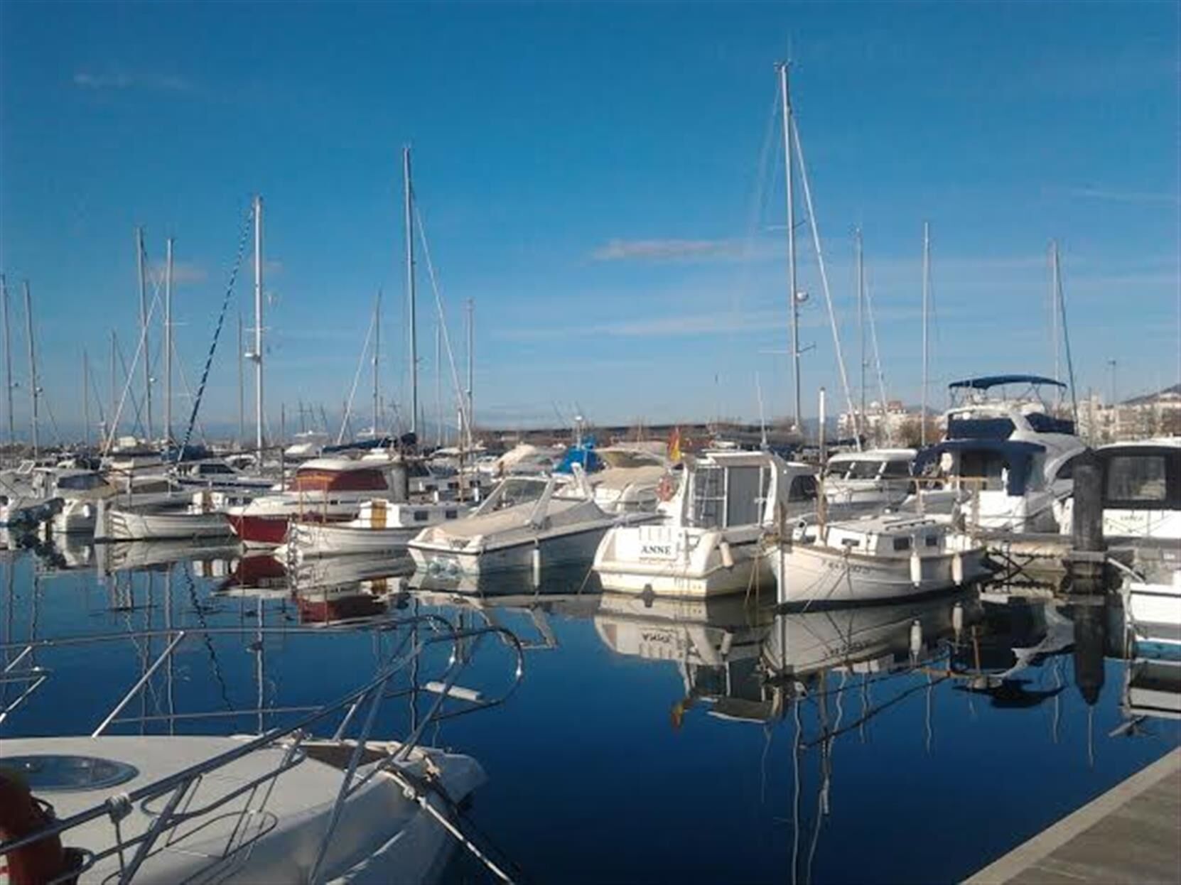 Un puerto deportivo con varias embarcaciones amarradas en aguas tranquilas.