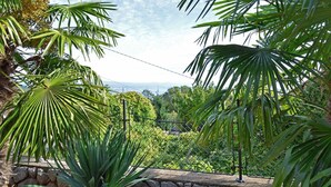 A stone wall with a view of a lush green landscape and distant mountains. - Nice apartment for 6 guests with WIFI, A/C, TV, terrace and pets allowed (Rijeka)