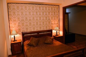 Familienzimmer, 1 Doppelbett und Schlafsofa | Bügeleisen/Bügelbrett, kostenloses WLAN, Bettwäsche