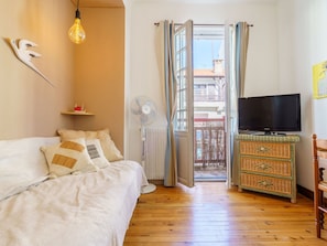 2 bedrooms, travel cot, free WiFi, bed sheets