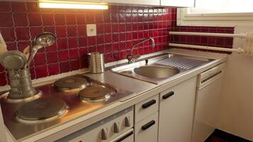 Four, lave-vaisselle, chaise haute