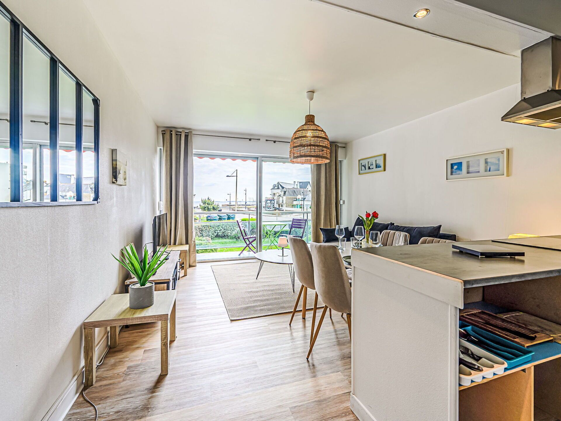 Una cocina moderna con comedor, ventanas amplias y vistas al exterior.