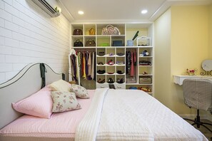 ลักซ์ชัวรี่อพาร์ทเมนท์, เตียงคิงไซส์ 1 เตียง, พร้อมสิ่งอำนวยความสะดวกสำหรับผู้พิการ, ปลอดบุหรี่ | 1 ห้องนอน, ผ้าปูที่นอนฝ้ายอียิปต์, เครื่องนอนระดับพรีเมียม, ผ้านวมขนเป็ด