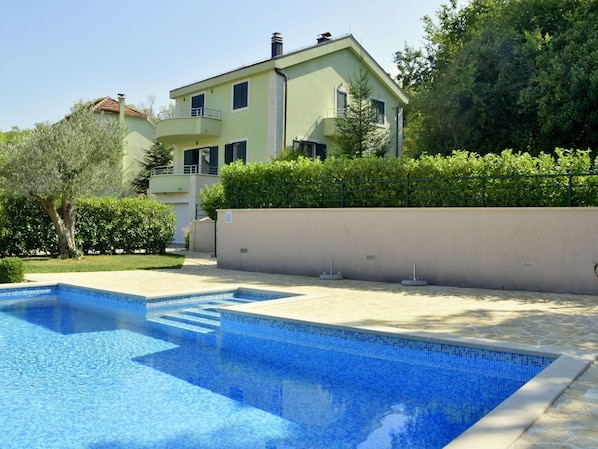 Property, Swimming Pool, House, Residential Area, Real Estate, Home, Building, Estate, Grass, Villa