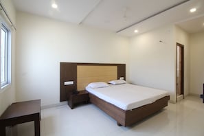 Iron/ironing board, rollaway beds, free WiFi