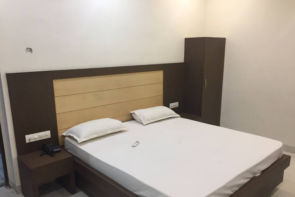 Iron/ironing board, rollaway beds, free WiFi