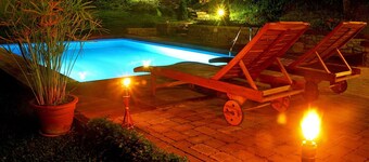 Stunning private villa with private pool, WIFI, hot tub, A/C, TV, patio, pets allowed and parking
