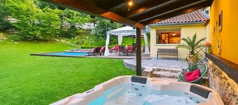 Wonderful private villa with WIFI, private pool, A/C, hot tub, TV, patio and pets allowed
