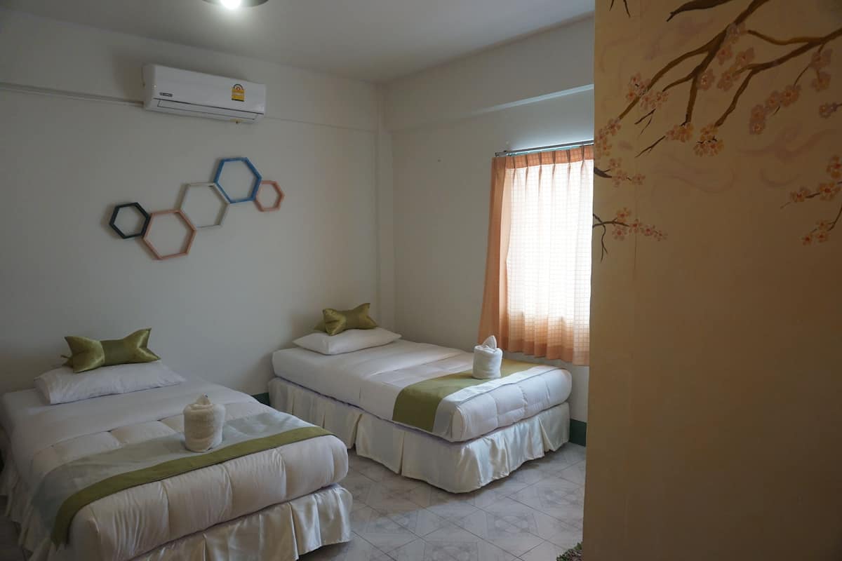 Standard Twin Room with Air-con | WiFi (無料)