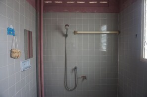 Dusche im Bad