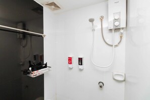 Double Room | Bathroom | Shower, free toiletries, towels - RedDoorz near Bambang Station (Manila)