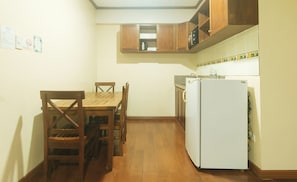 Living area - RedDoorz @ Moonwalk Paranaque (Parañaque)