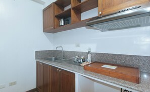 Studio | Private kitchen - RedDoorz @ Moonwalk Paranaque (Parañaque)