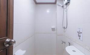 Shower, free toiletries, towels