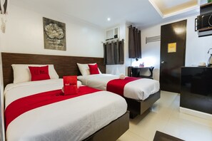 Habitación con 2 camas individuales | Escritorio, wifi gratis y ropa de cama 